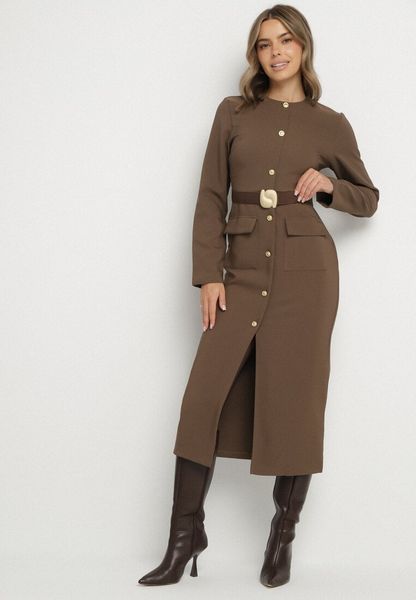 Brązowa Elegancka Sukienka z Ozdobnymi Guzikami i Paskiem z Klamrą Esmilea. Brązowe sukienki damskie Born2be, do pracy, l, bez wzorów, biznesowe, bez kołnierzyka, bez ramiączek, proste. Za 169.99 zł.