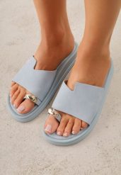 Niebieskie Klapki Typu Japonki z Metaliczną Ozdobą Samrina. Niebieskie klapki damskie Born2be, na lato, z aplikacjami, z jeansu, bez obcasa, na płaskiej podeszwie, bez zapięcia. Za 79.99 zł.