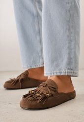 Ciemnobrązowe Klapki VICES Typu Mule z Koralikami Frędzlami i Kokardą Dioleora. Brązowe klapki damskie Born2be, z aplikacjami, eleganckie, bez obcasa, na płaskiej podeszwie, bez zapięcia. Za 119.99 zł.