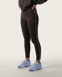 Damskie legginsy z wysokim stanem i kontrastowym lampasem na siłownię – brązowy. Brązowe legginsy damskie AESTHETIC WOLF, bez wzorów, z dzianiny. Za 239.99 zł.