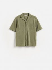Koszula boxy fit z krótkim rękawem - jasnozielony. Zielone koszule męskie Reserved, l, bez wzorów, z bawełny, bez kołnierzyka, bez ramiączek. Za 119.99 zł.