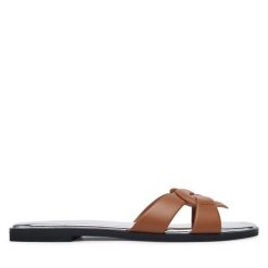 Klapki LOVE MOSCHINO. Brązowe klapki damskie Love Moschino, bez wzorów, bez obcasa, bez zapięcia. Za 809.99 zł.