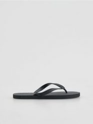 Klapki typu japonki - czarny. Czarne klapki męskie Reserved, bez wzorów, bez zapięcia. Za 39.99 zł.