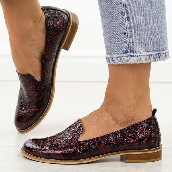 Bordowe skórzane Polskie półbuty damskie Deoni 045. Czerwone półbuty damskie Deoni, na jesień, bez wzorów, ze skóry, biznesowe, z okrągłym noskiem, bez obcasa, na płaskiej podeszwie, bez zapięcia. Za 419.00 zł.