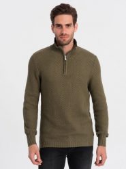 Dzianinowy sweter męski z rozpinaną stójką - oliwkowy V6 OM-SWZS-0105 - XXL. Zielone swetry męskie Ombre Clothing, l, bez wzorów, z bawełny, bez kołnierzyka, bez ramiączek. W wyprzedaży za 89.99 zł.