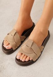 Ciemnobeżowe Klapki z Przeplatanymi Paskami i Nitami przy Podeszwie Marivyn. Brązowe klapki damskie Born2be, na lato, bez wzorów, eleganckie, bez obcasa, na płaskiej podeszwie, bez zapięcia. Za 79.99 zł.