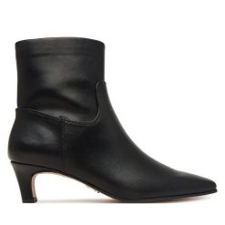 Botki Steve Madden. Czarne botki damskie Steve Madden, bez wzorów, bez obcasa, na słupku, bez zapięcia. Za 559.99 zł.