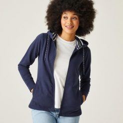 Bayletta damska bluza z kapturem. Niebieskie bluzy damskie Regatta, bez wzorów, sportowe, bez ramiączek, z kapturem. W wyprzedaży za 168.05 zł.