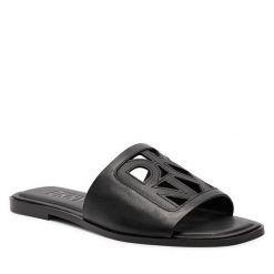 Klapki DKNY. Czarne klapki damskie DKNY, bez wzorów, bez obcasa, bez zapięcia. Za 499.99 zł.