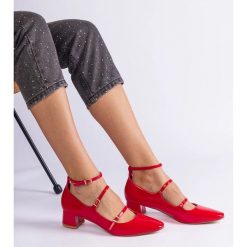 Czerwone czółenka lakierowane z paskiem. Czerwone czółenka damskie bez wzorów, z jeansu, eleganckie, bez obcasa, na słupku, bez zapięcia. Za 89.18 zł.