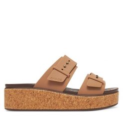 Klapki Crocs. Brązowe klapki damskie Crocs, bez wzorów, bez obcasa, bez zapięcia. Za 199.99 zł.