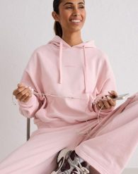 Damska bluza z kapturem oddychająca, 100% bawełna Chunky Terry jasny róż. Czerwone bluzy damskie Aim'n, l, bez wzorów, z bawełny, klasyczne, bez ramiączek, z kapturem. Za 339.00 zł.