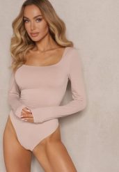 Beżowe Body Longsleeve o Dopasowanym Kroju z Kwadratowym Dekoltem Sesadiel. Brązowe body Renee, bez wzorów, z jeansu. Za 49.99 zł.