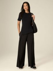 4F Spodnie dresowe z szerokimi nogawkami damskie - czarne XS. Czarne spodnie dresowe damskie 4F, bez wzorów, z dresówki. Za 159.99 zł.