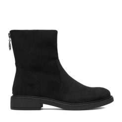 Botki Clara Barson. Czarne botki damskie Clara Barson, bez wzorów, bez obcasa, na płaskiej podeszwie, bez zapięcia. Za 149.99 zł.