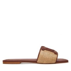 Klapki Guess. Brązowe klapki damskie Guess, z aplikacjami, bez obcasa, bez zapięcia. Za 1,139.00 zł.