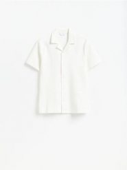 Bawełniana koszula regular fit - złamana biel. Koszule męskie Reserved, l, bez wzorów, z bawełny, bez kołnierzyka, bez ramiączek. Za 129.99 zł.