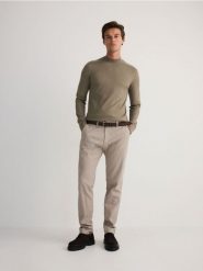 Sweter z wiskozą - oliwkowy. Zielone swetry męskie Reserved, l, bez wzorów, z dzianiny, bez kołnierzyka, bez ramiączek. W wyprzedaży za 49.99 zł.