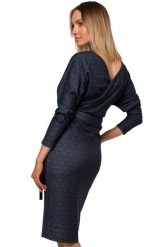 Ołówkowa sukienka dzianinowa kopertowa góra i modny nadruk. Sukienki damskie Sukienki.shop, m, bez wzorów, z dzianiny, eleganckie, bez kołnierzyka, bez ramiączek, midi, dopasowane. W wyprzedaży za 223.00 zł.