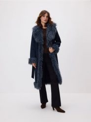 Płaszcz z imitacji zamszu i futra - granatowy. Niebieskie płaszcze damskie Reserved, l, bez wzorów, bez kołnierzyka, bez kaptura. Za 399.99 zł.