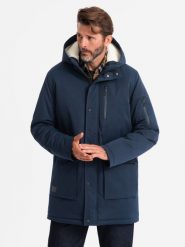 Długa męska kurtka parka z kożuszkiem – granatowa V2 OM-JALJ-0181 - L. Niebieskie kurtki męskie Ombre Clothing, l, z aplikacjami, z gumy, klasyczne, z kapturem. W wyprzedaży za 269.99 zł.
