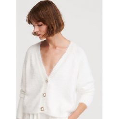 Pluszowy sweter - Biały. Białe swetry nierozpinane damskie Reserved, l, bez wzorów, bez kołnierzyka, bez ramiączek. Za 119.99 zł.