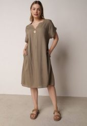 Ciemnobeżowa Pudełkowa Sukienka z Lnem i Wiskozą Zdobiona Metalicznym Guzikiem Phisoth. Brązowe sukienki damskie Born2be, do pracy, na lato, plus size, z aplikacjami, z bawełny, biznesowe, bez kołnierzyka, plus size, bez ramiączek, midi. Za 89.99 zł.