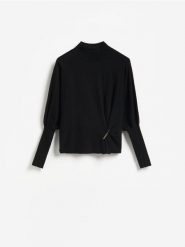 Sweter z ozdobnym detalem - czarny. Czarne swetry nierozpinane damskie Reserved, l, bez wzorów, z dzianiny, bez kołnierzyka, bez ramiączek. Za 129.99 zł.