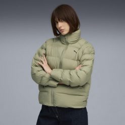 Damska kurtka Mono PUMA Lux Army Green. Zielone kurtki sportowe damskie Puma, bez wzorów, z materiału, bez ramiączek, bez kaptura, do biegania. Za 599.00 zł.