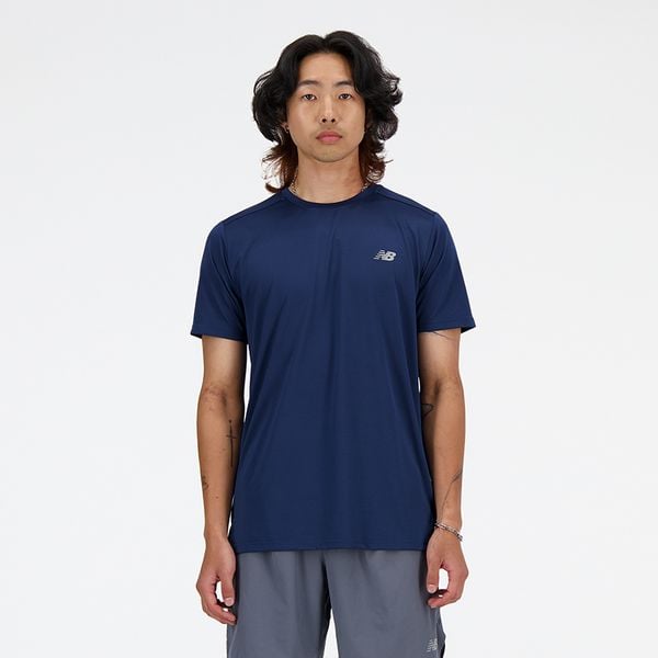 Koszulka męska New Balance MT41222NNY – granatowa. Niebieskie koszulki sportowe męskie New Balance, m, bez wzorów, z materiału, bez ramiączek, do biegania. Za 149.99 zł.