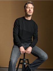 Sweter - czarny. Czarne swetry męskie Sinsay, l, bez wzorów, z bawełny, bez kołnierzyka, bez ramiączek. W wyprzedaży za 29.99 zł.