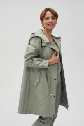 Parka z katurem oliwkowa. Zielone parki damskie MOODO, bez wzorów, z poliesteru, bez kaptura. W wyprzedaży za 179.99 zł.