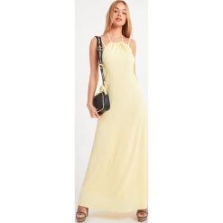 SUKIENKA TRUSSARDI. Sukienki damskie TRUSSARDI, bez wzorów, eleganckie, bez kołnierzyka, bez ramiączek. Za 999.00 zł.