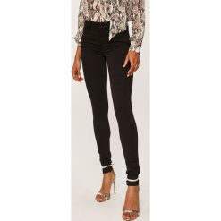 Guess Jeans - Spodnie. Czarne spodnie materiałowe damskie Guess Jeans, z aplikacjami, z bawełny, casualowe. Za 419.90 zł.