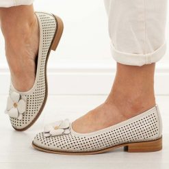 Złote ażurowe skórzane baleriny damskie Cambell 19416. Żółte balerinki damskie Cambell, na lato, z aplikacjami, z jeansu, eleganckie, z okrągłym noskiem, bez obcasa, na obcasie, bez zapięcia. Za 229.00 zł.