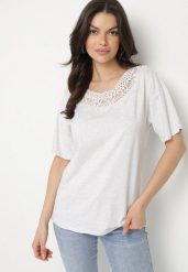 Szary T-shirt Oversize z Ozdobną Koronką i Perłami Elanoriel. Szare t-shirty damskie Born2be, l, bez wzorów, z koronki, klasyczne, bez kołnierzyka, bez ramiączek. Za 34.99 zł.