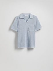 Ażurowy sweter polo - jasnoniebieski. Niebieskie swetry męskie Reserved, l, w ażurowe wzory, z bawełny, bez kołnierzyka, bez ramiączek. Za 99.99 zł.