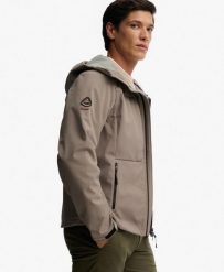 Superdry Kurtka Softshell Trekker z Kapturem, wodoodporna powłoka – Fort Taupe. Brązowe kurtki męskie Superdry, xl, bez wzorów, z elastanu, z kapturem. Za 398.70 zł.