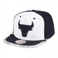 Czapka z daszkiem unisex koszykarska Mitchell & Ness Chicago Bulls czarno-biała. Białe czapki damskie Mitchell & Ness, bez wzorów, sportowe. Za 179.00 zł.