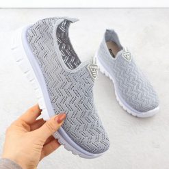 Półbuty sportowe damskie ażurowe slip on szare Artiker 56C1016. Szare obuwie sportowe damskie Artiker, w ażurowe wzory, z tkaniny, bez zapięcia. Za 67.50 zł.