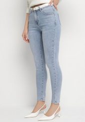 Jasnoniebieskie Bawełniane Jeansy o Kroju Slim Felanna. Niebieskie jeansy damskie Born2be, z aplikacjami, z bawełny. Za 49.99 zł.