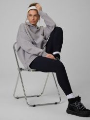 4F Bluza dresowa loose z kapturem damska - szara L. Szare bluzy damskie 4F, l, bez wzorów, z dresówki, bez ramiączek, z kapturem. Za 199.99 zł.