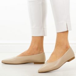 Beżowe skórzane czółenka damskie T.Sokolski 307. Brązowe balerinki damskie Sokolski, na jesień, bez wzorów, ze skóry, biznesowe, bez obcasa, na płaskiej podeszwie, bez zapięcia. Za 299.00 zł.