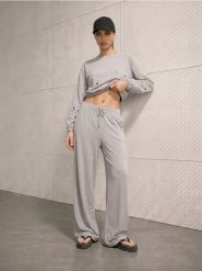Krótka bluza crewneck z ozdobnymi oczkami - szary. Szare bluzy damskie Sinsay, l, bez wzorów, bez ramiączek, bez kaptura. Za 49.99 zł.