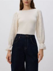 Sweter z ozdobnym rękawem - kremowy. Białe swetry nierozpinane damskie Reserved, l, bez wzorów, z dzianiny, bez kołnierzyka, bez ramiączek. Za 119.99 zł.