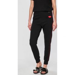 Silvian Heach - Spodnie. Czarne spodnie materiałowe damskie Silvian Heach, bez wzorów, z bawełny, casualowe, z standardowym stanem. W wyprzedaży za 239.90 zł.