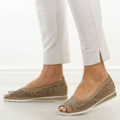 Beżowe skórzane półbuty damskie M.Daszyński Ol27-1. Brązowe półbuty damskie M.Daszyński, na lato, w ażurowe wzory, ze skóry, casualowe, z otwartym noskiem, bez obcasa, na płaskiej podeszwie, bez zapięcia. W wyprzedaży za 197.10 zł.