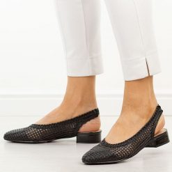 Czarne przewiewne baleriny damskie T.Sokolski 147. Czarne balerinki damskie Sokolski, na lato, w ażurowe wzory, z jeansu, biznesowe, bez obcasa, na obcasie, bez zapięcia. W wyprzedaży za 157.52 zł.