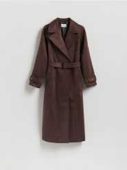 Trencz z imitacji zamszu - ciemnobrązowy. Brązowe płaszcze damskie Reserved, l, bez wzorów, ze skóry, bez kołnierzyka, bez kaptura. Za 359.99 zł.