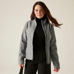 Damska kurtka softshell Ablaze z nadrukiem. Szare kurtki sportowe damskie Regatta, na jesień, bez wzorów, z poliesteru, bez ramiączek, bez kaptura, trekkingowe. Za 101.20 zł.
